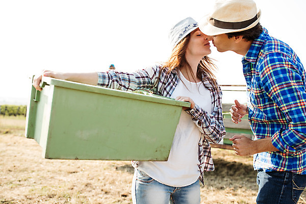 포토 JPG 주간 서양인 외국인 모자 커플 여자 남자 포도 키스 사람 상반신 20대 성인 야외 두명 앞모습 옆모습 상자 농장 포도밭 체코 성인만 국내포토 자연요소 잡화 유럽 뷰포인트 밭 농업 과일 관계 인종 청년 애정표현 파일형식
