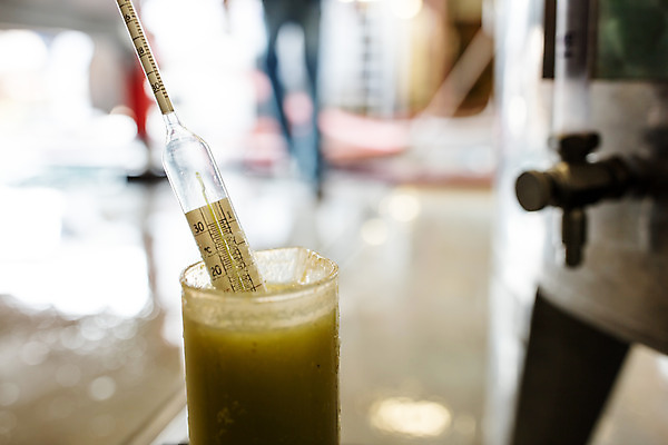 포토 JPG 공장 포도 실내 사람없음 와인 알코올 측정 체코 실린더 측정기 와인공장 국내포토 유럽 과일 공업 주류 내부 기계 파일형식