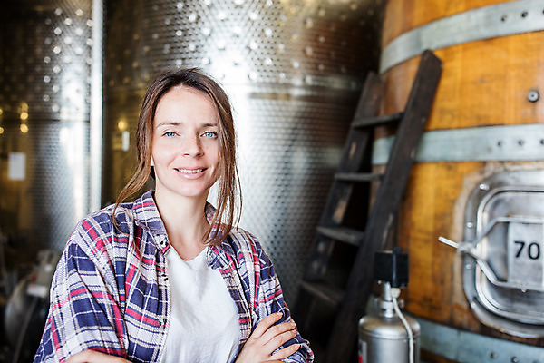 포토 JPG 서양인 외국인 응시 여자 공장 포도 실내 한명 서기 미소 사람 상반신 20대 성인 앞모습 팔짱 와인 기계 체코 성인여자한명만 와인공장 국내포토 1 시선 유럽 뷰포인트 과일 공업 모션 주류 표정 인종 청년 내부 여자한명만 성인여자만 파일형식