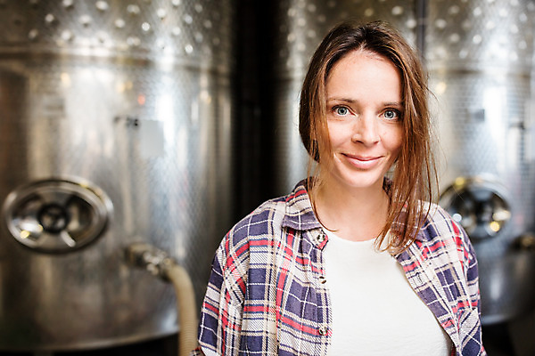 포토 JPG 서양인 외국인 응시 여자 공장 포도 실내 한명 서기 미소 사람 상반신 20대 성인 앞모습 와인 기계 체코 성인여자한명만 와인공장 국내포토 1 시선 유럽 뷰포인트 과일 공업 모션 주류 표정 인종 청년 내부 여자한명만 성인여자만 파일형식