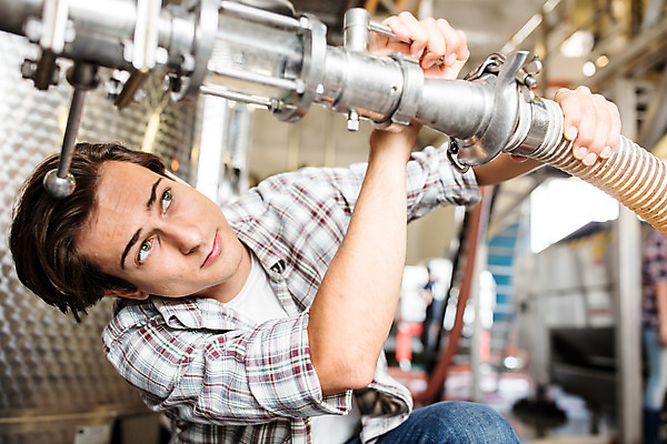 포토 JPG 서양인 외국인 응시 남자 공장 포도 실내 한명 사람 앉기 상반신 20대 성인 앞모습 와인 기계 체코 작동 성인남자한명만 와인공장 국내포토 1 시선 유럽 뷰포인트 과일 공업 모션 주류 인종 청년 내부 남자한명만 성인남자만 파일형식