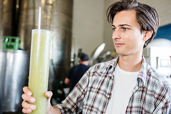 포토 JPG 서양인 외국인 응시 남자 공장 포도 실내 한명 서기 들기 사람 상반신 20대 성인 옆모습 와인 알코올 잡기 체코 측정기 성인남자한명만 와인공장 국내포토 1 시선 유럽 뷰포인트 과일 공업 모션 주류 인종 청년 내부 기계 남자한명만 성인남자만 파일형식