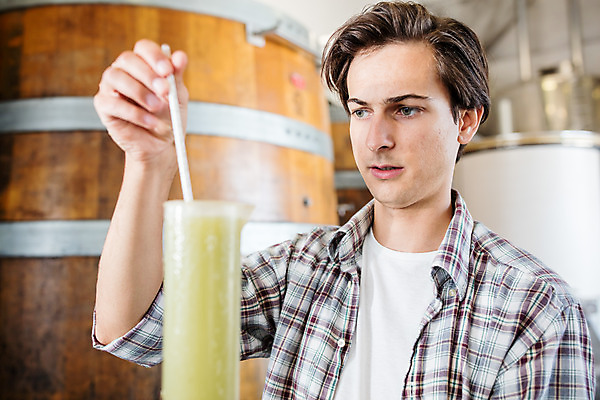 포토 JPG 서양인 외국인 응시 남자 공장 포도 실내 한명 서기 들기 사람 상반신 20대 성인 옆모습 와인 알코올 잡기 측정 체코 성인남자한명만 와인공장 국내포토 1 시선 유럽 뷰포인트 과일 공업 모션 주류 인종 청년 내부 남자한명만 성인남자만 파일형식