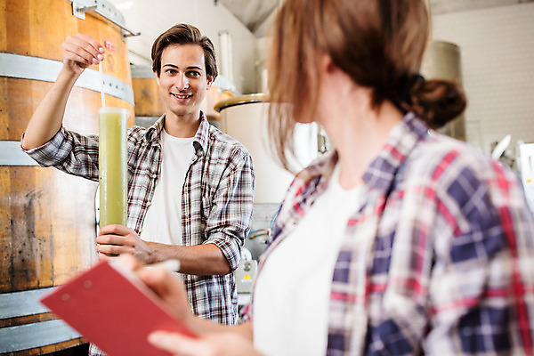 포토 JPG 서양인 외국인 응시 여자 남자 공장 포도 실내 서기 미소 들기 사람 상반신 20대 성인 두명 옆모습 와인 알코올 잡기 체코 측정기 성인만 와인공장 국내포토 시선 유럽 뷰포인트 과일 공업 모션 주류 표정 인종 청년 내부 기계 파일형식