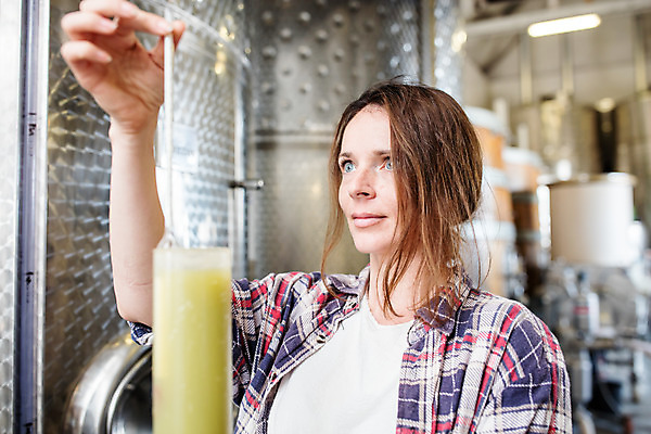 포토 JPG 서양인 외국인 응시 여자 공장 포도 실내 한명 서기 들기 사람 상반신 20대 성인 앞모습 와인 알코올 잡기 측정 체코 측정기 성인여자한명만 와인공장 국내포토 1 시선 유럽 뷰포인트 과일 공업 모션 주류 인종 청년 내부 기계 여자한명만 성인여자만 파일형식