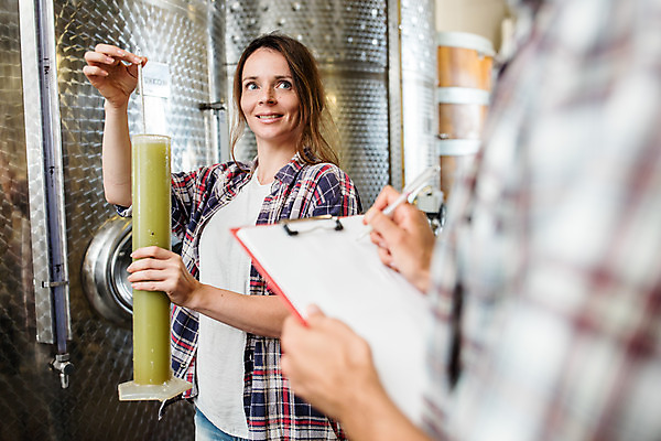 포토 JPG 서양인 외국인 손 응시 여자 남자 공장 포도 실내 서기 미소 들기 사람 상반신 20대 성인 두명 옆모습 펜 와인 알코올 잡기 체코 측정기 성인만 와인공장 국내포토 시선 유럽 뷰포인트 과일 공업 모션 주류 표정 인종 청년 내부 신체부위 필기구 기계 파일형식
