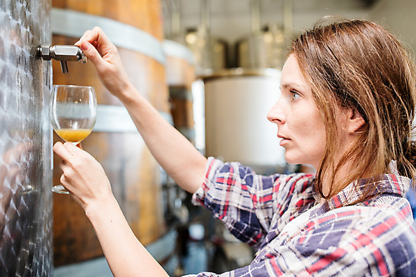 포토 JPG 서양인 외국인 여자 와인잔 공장 포도 실내 한명 서기 들기 사람 상반신 20대 성인 옆모습 와인 붓기 체코 성인여자한명만 와인공장 국내포토 1 유럽 뷰포인트 술잔 과일 공업 모션 주류 인종 청년 내부 여자한명만 성인여자만 파일형식