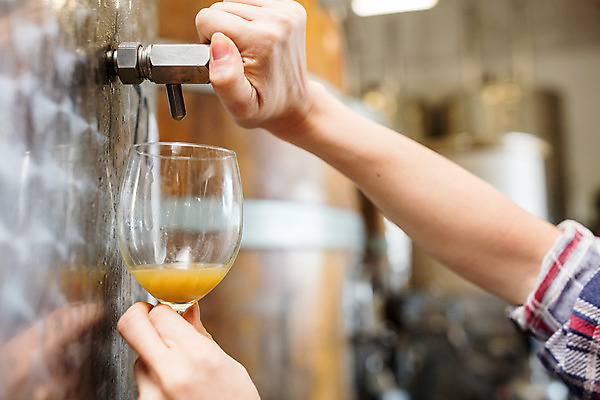 포토 JPG 서양인 외국인 손 여자 와인잔 공장 포도 실내 한명 서기 들기 사람 20대 성인 옆모습 신체부위 와인 붓기 체코 성인여자한명만 와인공장 국내포토 1 유럽 뷰포인트 술잔 과일 공업 모션 주류 인종 청년 내부 여자한명만 성인여자만 파일형식