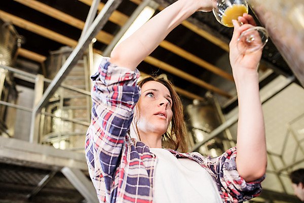 포토 JPG 서양인 외국인 응시 여자 로우앵글 와인잔 공장 포도 실내 한명 서기 들기 사람 상반신 20대 성인 옆모습 와인 붓기 체코 성인여자한명만 와인공장 국내포토 1 시선 유럽 뷰포인트 술잔 과일 공업 모션 주류 인종 청년 내부 여자한명만 성인여자만 파일형식