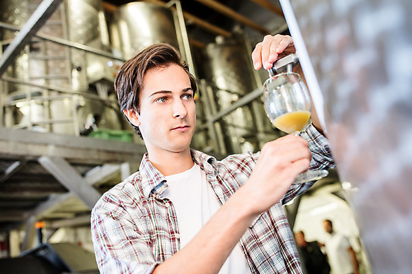 포토 JPG 서양인 외국인 응시 남자 로우앵글 와인잔 공장 포도 실내 한명 서기 들기 사람 상반신 20대 성인 옆모습 와인 붓기 체코 성인남자한명만 와인공장 국내포토 1 시선 유럽 뷰포인트 술잔 과일 공업 모션 주류 인종 청년 내부 남자한명만 성인남자만 파일형식