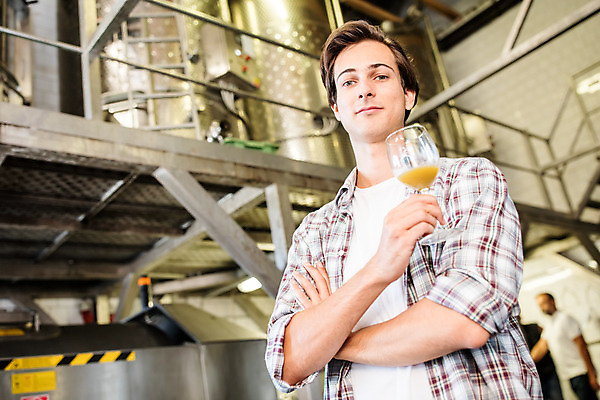 포토 JPG 서양인 외국인 응시 남자 로우앵글 와인잔 공장 포도 실내 한명 서기 들기 사람 상반신 20대 성인 앞모습 팔짱 와인 체코 성인남자한명만 와인공장 국내포토 1 시선 유럽 뷰포인트 술잔 과일 공업 모션 주류 인종 청년 내부 남자한명만 성인남자만 파일형식