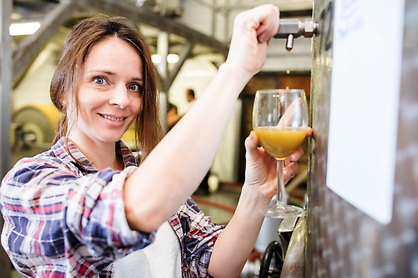 포토 JPG 서양인 외국인 응시 여자 와인잔 공장 포도 실내 한명 서기 미소 들기 사람 상반신 20대 성인 옆모습 와인 붓기 체코 성인여자한명만 와인공장 국내포토 1 시선 유럽 뷰포인트 술잔 과일 공업 모션 주류 표정 인종 청년 내부 여자한명만 성인여자만 파일형식