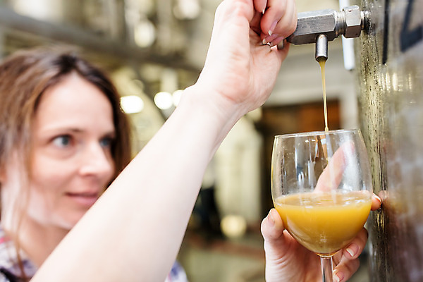 포토 JPG 서양인 외국인 응시 여자 와인잔 공장 포도 실내 한명 서기 들기 사람 상반신 20대 성인 옆모습 와인 붓기 체코 성인여자한명만 와인공장 국내포토 1 시선 유럽 뷰포인트 술잔 과일 공업 모션 주류 인종 청년 내부 여자한명만 성인여자만 파일형식