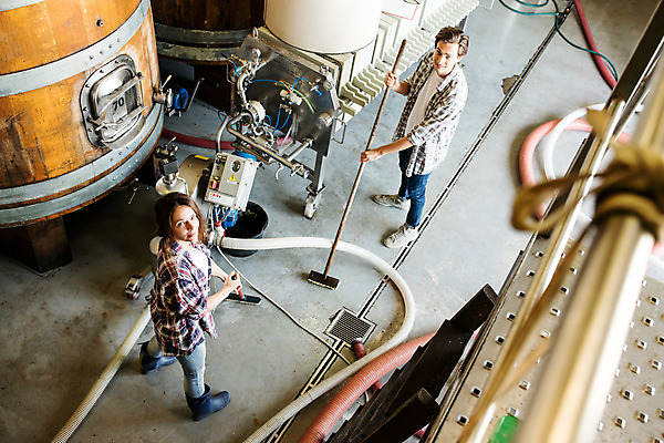 포토 JPG 전신 서양인 외국인 응시 여자 남자 공장 포도 바닥 실내 서기 미소 사람 20대 성인 두명 옆모습 하이앵글 와인 청소 체코 걸레 닦기 성인만 와인공장 국내포토 시선 유럽 뷰포인트 과일 공업 모션 주류 표정 인종 청년 내부 청소도구 파일형식