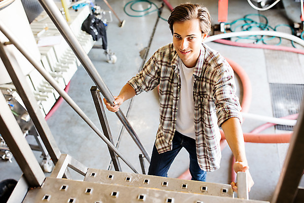 포토 JPG 서양인 외국인 응시 남자 공장 포도 실내 한명 서기 사람 상반신 20대 성인 앞모습 하이앵글 계단 와인 오르기 체코 성인남자한명만 와인공장 국내포토 1 시선 유럽 뷰포인트 과일 공업 모션 주류 인종 청년 내부 남자한명만 성인남자만 파일형식