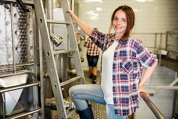 포토 JPG 전신 서양인 외국인 응시 여자 공장 포도 실내 한명 서기 미소 사람 상반신 20대 성인 옆모습 계단 와인 오르기 체코 성인여자한명만 와인공장 국내포토 1 시선 유럽 뷰포인트 과일 공업 모션 주류 표정 인종 청년 내부 여자한명만 성인여자만 파일형식