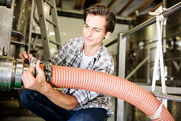 포토 JPG 서양인 외국인 남자 공장 포도 실내 한명 사람 앉기 상반신 20대 성인 옆모습 와인 기계 잡기 확인 체코 성인남자한명만 와인공장 국내포토 1 유럽 뷰포인트 과일 공업 모션 주류 인종 청년 내부 남자한명만 성인남자만 파일형식