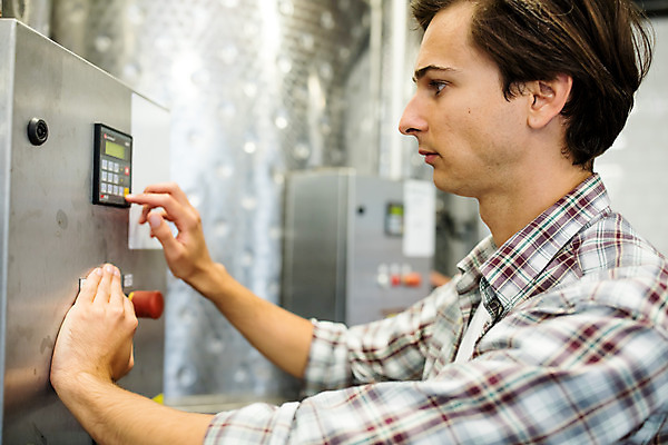 포토 JPG 서양인 외국인 손 응시 남자 손가락 공장 포도 실내 한명 서기 사람 상반신 20대 성인 옆모습 와인 기계 체코 작동 성인남자한명만 와인공장 국내포토 1 시선 유럽 뷰포인트 과일 공업 모션 주류 인종 청년 내부 신체부위 남자한명만 성인남자만 파일형식