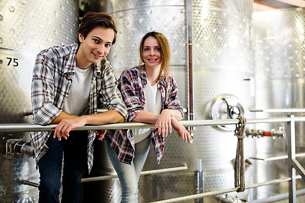 포토 JPG 서양인 외국인 응시 여자 남자 공장 포도 실내 서기 미소 사람 상반신 20대 성인 두명 앞모습 와인 기댐 체코 성인만 와인공장 국내포토 시선 유럽 뷰포인트 과일 공업 모션 주류 표정 인종 청년 내부 파일형식