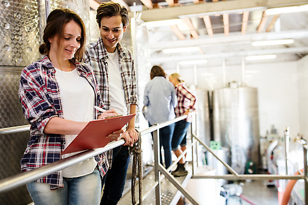 포토 JPG 전신 서양인 외국인 응시 여자 남자 40대 중년 50대 공장 포도 실내 서기 미소 사람 여러명 상반신 20대 성인 옆모습 뒷모습 펜 와인 기계 체코 와인공장 국내포토 시선 유럽 뷰포인트 다수 과일 공업 모션 주류 표정 인종 청년 내부 필기구 파일형식