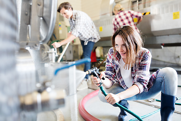 포토 JPG 전신 서양인 외국인 응시 여자 남자 중년 50대 공장 포도 실내 서기 미소 들기 사람 상반신 20대 성인 옆모습 세명 와인 잡기 청소 호스 체코 와인공장 국내포토 시선 유럽 뷰포인트 과일 공업 모션 주류 표정 인종 청년 내부 파일형식