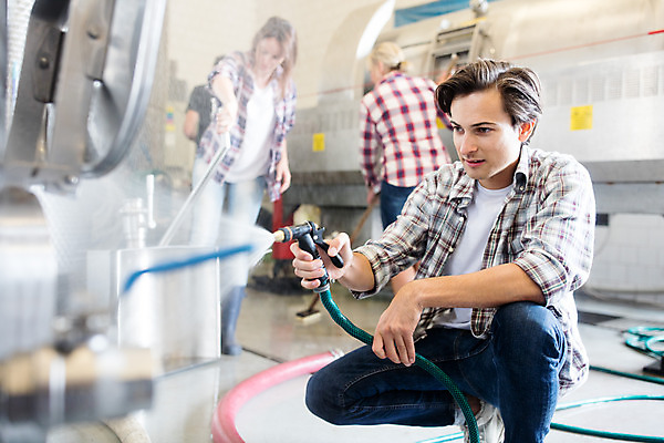 포토 JPG 전신 서양인 외국인 응시 여자 남자 중년 50대 공장 포도 실내 서기 들기 사람 20대 성인 옆모습 세명 와인 잡기 청소 호스 체코 물청소 와인공장 국내포토 시선 유럽 뷰포인트 과일 공업 모션 주류 인종 청년 내부 파일형식