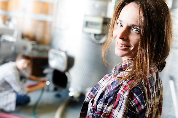 포토 JPG 서양인 외국인 여자 남자 공장 포도 실내 서기 미소 사람 앉기 상반신 20대 성인 두명 옆모습 와인 뒤돌아보기 청소 체코 성인만 와인공장 국내포토 유럽 뷰포인트 과일 공업 모션 주류 표정 인종 청년 내부 파일형식