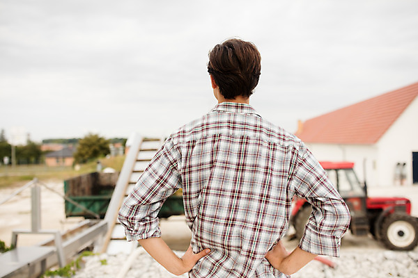 포토 JPG 서양인 외국인 남자 허리손 공장 포도 실내 한명 서기 사람 상반신 20대 성인 뒷모습 와인 체코 성인남자한명만 와인공장 국내포토 1 유럽 뷰포인트 포즈 과일 공업 모션 주류 인종 청년 내부 남자한명만 성인남자만 파일형식