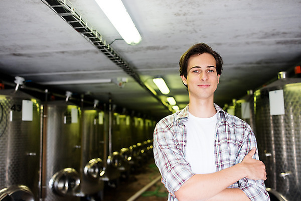 포토 JPG 서양인 외국인 남자 공장 포도 실내 한명 서기 사람 상반신 20대 성인 앞모습 팔짱 와인 체코 성인남자한명만 와인공장 국내포토 1 유럽 뷰포인트 과일 공업 모션 주류 인종 청년 내부 남자한명만 성인남자만 파일형식