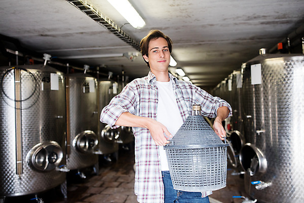 포토 JPG 서양인 외국인 남자 공장 포도 실내 한명 서기 들기 사람 상반신 20대 성인 앞모습 와인 체코 성인남자한명만 와인공장 국내포토 1 유럽 뷰포인트 과일 공업 모션 주류 인종 청년 내부 남자한명만 성인남자만 파일형식