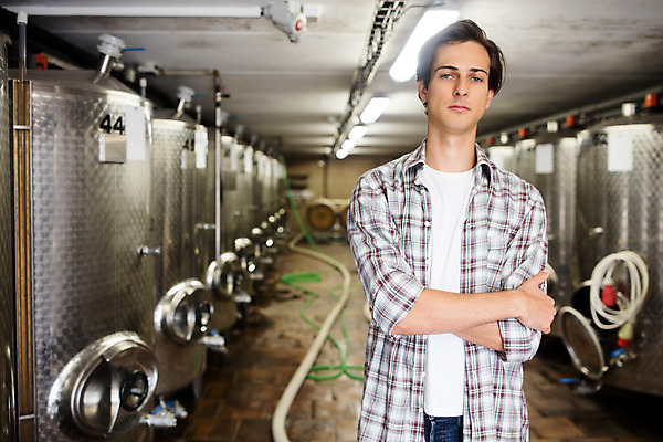 포토 JPG 서양인 외국인 남자 공장 포도 실내 한명 서기 사람 상반신 20대 성인 앞모습 팔짱 와인 체코 성인남자한명만 와인공장 국내포토 1 유럽 뷰포인트 과일 공업 모션 주류 인종 청년 내부 남자한명만 성인남자만 파일형식