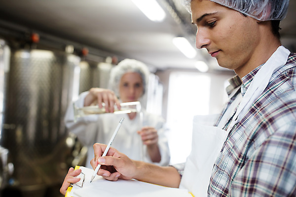 포토 JPG 서양인 외국인 여자 남자 공장 포도 실내 서기 들기 사람 상반신 20대 성인 두명 앞모습 옆모습 펜 와인 알코올 기록 체코 유리관 실린더 위생가운 위생모자 성인만 와인공장 국내포토 모자_잡화 유럽 뷰포인트 과일 공업 모션 주류 실험기구 인종 청년 내부 필기구 가운 파일형식