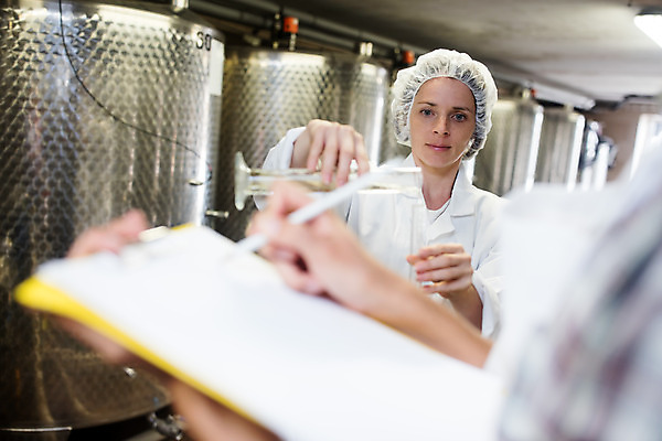 포토 JPG 서양인 외국인 여자 남자 공장 포도 실내 서기 들기 사람 상반신 20대 성인 두명 앞모습 옆모습 펜 와인 알코올 체코 유리관 섞기 실린더 위생가운 위생모자 성인만 와인공장 국내포토 모자_잡화 유럽 뷰포인트 과일 공업 모션 주류 실험기구 인종 청년 내부 필기구 가운 파일형식