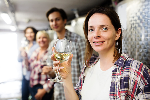 포토 JPG 서양인 외국인 손 여자 남자 40대 중년 50대 와인잔 공장 포도 실내 서기 미소 들기 사람 여러명 상반신 20대 성인 앞모습 옆모습 와인 체코 와인공장 국내포토 유럽 뷰포인트 다수 술잔 과일 공업 모션 주류 표정 인종 청년 내부 신체부위 파일형식