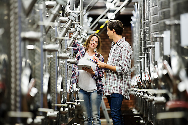 포토 JPG 서양인 외국인 여자 남자 공장 포도 실내 서기 미소 사람 상반신 20대 성인 두명 앞모습 옆모습 태블릿 마주보기 와인 체코 성인만 와인공장 국내포토 유럽 뷰포인트 과일 공업 모션 주류 표정 인종 청년 내부 전자제품 스마트기기 파일형식