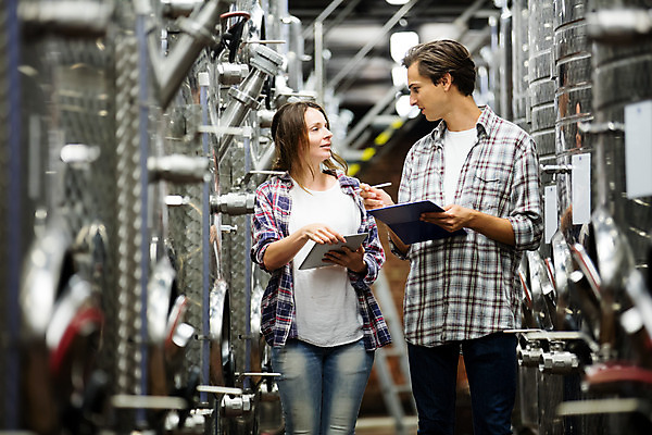 포토 JPG 서양인 외국인 여자 남자 공장 포도 실내 서기 미소 사람 상반신 20대 성인 두명 앞모습 옆모습 태블릿 마주보기 와인 체코 성인만 와인공장 국내포토 유럽 뷰포인트 과일 공업 모션 주류 표정 인종 청년 내부 전자제품 스마트기기 파일형식