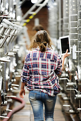 포토 JPG 서양인 외국인 여자 남자 공장 포도 실내 서기 들기 사람 상반신 20대 성인 두명 옆모습 뒷모습 태블릿 걷기 와인 체코 성인만 와인공장 국내포토 유럽 뷰포인트 과일 공업 모션 주류 인종 청년 내부 전자제품 스마트기기 파일형식