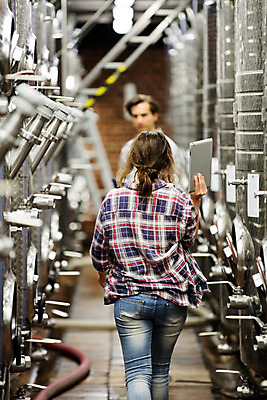 포토 JPG 서양인 외국인 응시 여자 남자 공장 포도 실내 서기 들기 사람 상반신 20대 성인 두명 앞모습 뒷모습 태블릿 걷기 와인 체코 성인만 와인공장 국내포토 시선 유럽 뷰포인트 과일 공업 모션 주류 인종 청년 내부 전자제품 스마트기기 파일형식