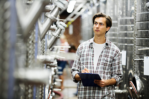포토 JPG 서양인 외국인 응시 남자 공장 포도 실내 한명 서기 들기 사람 상반신 20대 성인 앞모습 아웃포커스 펜 와인 확인 체코 성인남자한명만 와인공장 국내포토 1 시선 유럽 뷰포인트 과일 공업 모션 주류 촬영기법 인종 청년 내부 필기구 남자한명만 성인남자만 파일형식
