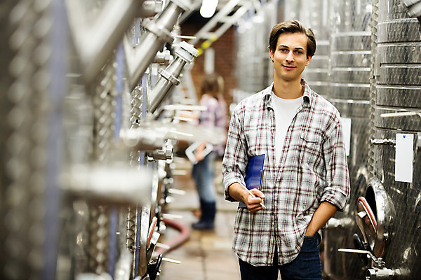 포토 JPG 전신 서양인 외국인 응시 여자 남자 중년 50대 공장 포도 실내 서기 사람 상반신 20대 성인 앞모습 세명 와인 주머니손 체코 와인공장 국내포토 시선 유럽 뷰포인트 과일 공업 모션 주류 인종 청년 내부 파일형식