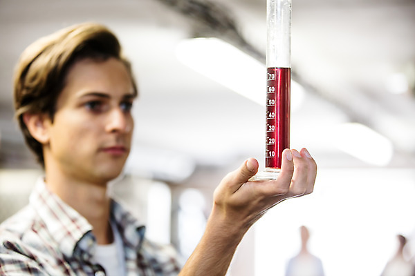 포토 JPG 서양인 외국인 응시 남자 공장 포도 실내 한명 서기 들기 사람 상반신 20대 성인 옆모습 와인 체코 실린더 성인남자한명만 와인공장 국내포토 1 시선 유럽 뷰포인트 과일 공업 모션 주류 인종 청년 내부 남자한명만 성인남자만 파일형식