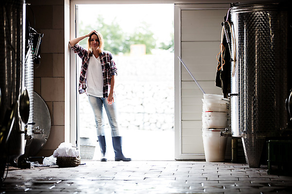 포토 JPG 전신 서양인 외국인 응시 여자 공장 포도 실내 한명 서기 사람 20대 성인 앞모습 문 와인 기댐 체코 성인여자한명만 와인공장 국내포토 1 시선 유럽 뷰포인트 과일 공업 모션 주류 인종 청년 내부 여자한명만 성인여자만 파일형식