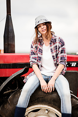 포토 JPG 주간 전신 서양인 외국인 모자 응시 여자 공장 포도 한명 사람 앉기 20대 성인 야외 앞모습 와인 바퀴 포도밭 체코 트랙터 성인여자한명만 국내포토 자연요소 1 시선 잡화 유럽 뷰포인트 밭 과일 공업 모션 주류 인종 청년 농기계 특수차량 여자한명만 성인여자만 파일형식