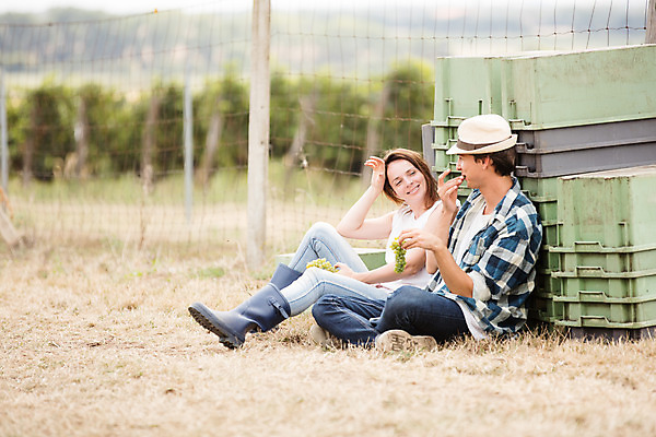 포토 JPG 주간 전신 서양인 외국인 커플 여자 남자 포도 장화 사람 앉기 20대 성인 야외 두명 옆모습 상자 농장 마주보기 수확 먹기 청포도 포도밭 체코 성인만 국내포토 자연요소 유럽 뷰포인트 신발 밭 농업 과일 관계 모션 인종 청년 파일형식