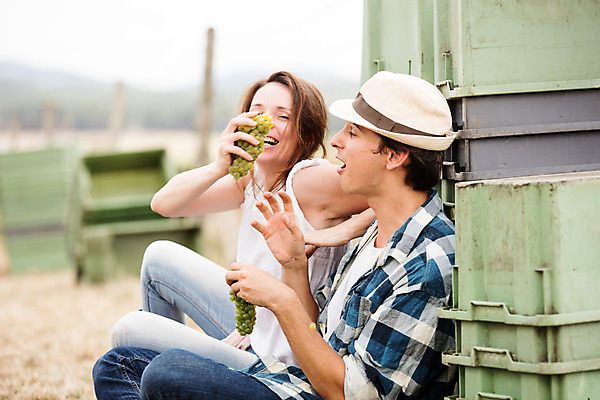 포토 JPG 주간 서양인 외국인 모자 커플 여자 남자 장난 포도 미소 들기 사람 앉기 상반신 20대 성인 야외 두명 옆모습 상자 농장 수확 먹기 청포도 포도밭 체코 성인만 국내포토 자연요소 잡화 유럽 뷰포인트 밭 농업 과일 관계 모션 표정 인종 청년 파일형식
