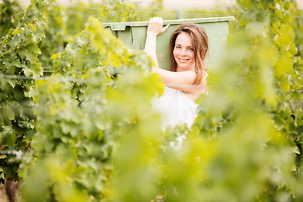 포토 JPG 주간 서양인 외국인 여자 포도 한명 서기 미소 들기 사람 상반신 20대 성인 야외 옆모습 농장 수확 포도밭 포도나무 체코 성인여자한명만 국내포토 자연요소 1 유럽 뷰포인트 밭 농업 과일 모션 표정 인종 청년 과일나무 여자한명만 성인여자만 파일형식