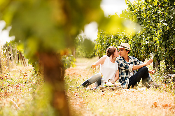 포토 JPG 주간 전신 서양인 외국인 모자 커플 여자 남자 빵 와인잔 포도 키스 사람 앉기 20대 성인 야외 두명 옆모습 아웃포커스 농장 바구니 와인 눈감음 기댐 수확 포도밭 포도나무 체코 성인만 국내포토 자연요소 잡화 유럽 음식 뷰포인트 밭 농업 술잔 과일 관계 모션 주류 촬영기법 인종 청년 과일나무 애정표현 파일형식