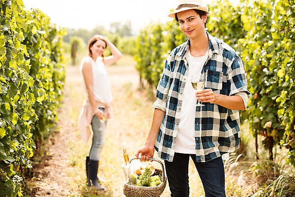 포토 JPG 주간 전신 서양인 외국인 모자 커플 여자 남자 빵 와인잔 포도 서기 들기 사람 상반신 20대 성인 야외 두명 앞모습 옆모습 농장 소풍 바구니 와인 수확 포도밭 포도나무 체코 성인만 국내포토 자연요소 잡화 유럽 음식 뷰포인트 밭 농업 술잔 과일 관계 모션 주류 인종 청년 야외활동 과일나무 파일형식