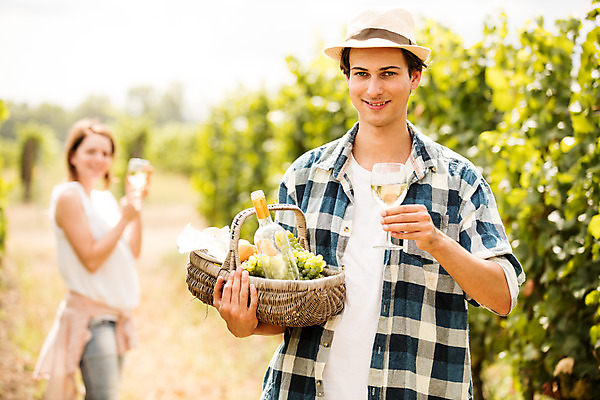 포토 JPG 주간 서양인 외국인 모자 커플 여자 남자 빵 와인잔 포도 서기 미소 들기 사람 상반신 20대 성인 야외 두명 앞모습 옆모습 농장 와인 수확 포도밭 포도나무 체코 성인만 국내포토 자연요소 잡화 유럽 음식 뷰포인트 밭 농업 술잔 과일 관계 모션 주류 표정 인종 청년 과일나무 파일형식