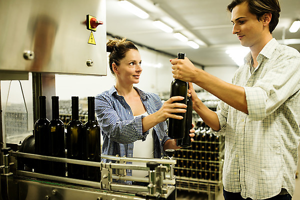 포토 JPG 서양인 외국인 여자 남자 공장 포도 실내 서기 미소 들기 사람 상반신 20대 성인 두명 옆모습 농장 마주보기 올려보기 잡기 와인병 체코 성인만 와인공장 국내포토 유럽 뷰포인트 농업 과일 공업 모션 병_용기 표정 인종 청년 내부 와인 파일형식